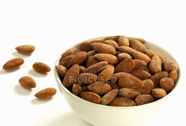 Bowl of sweet roasted almonds — Stock Photo
