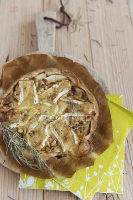Camembert apple tart — стокове фото