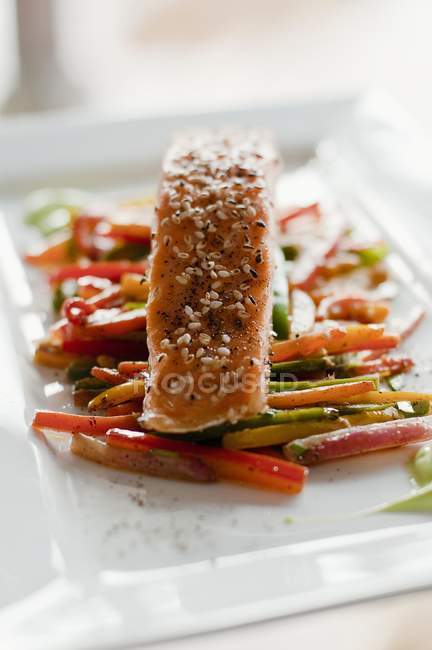 Oven-roasted salmon with sesame crust — Stock Photo