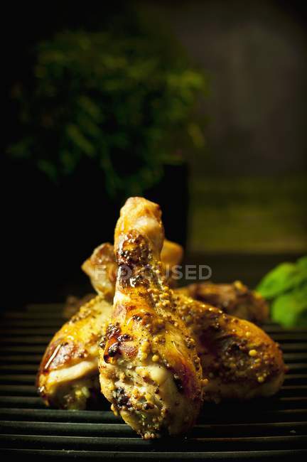 Vista close-up de baquetas de frango com crosta de mostarda — Fotografia de Stock