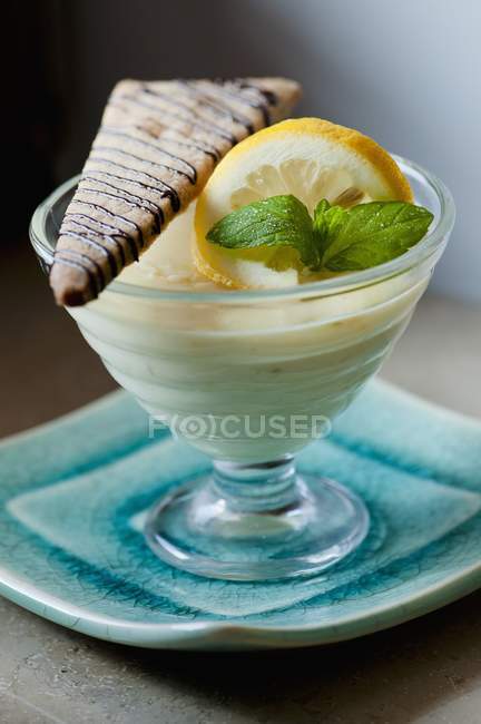 Closeup view of citrus cream with a chocolate biscuit — Stock Photo