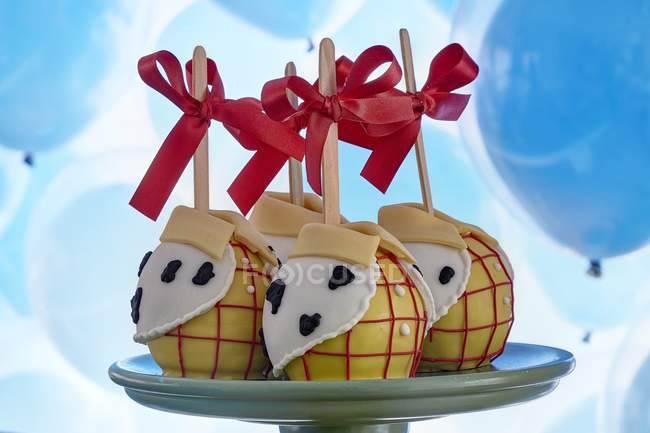 Пирожные для детского дня рождения — стоковое фото