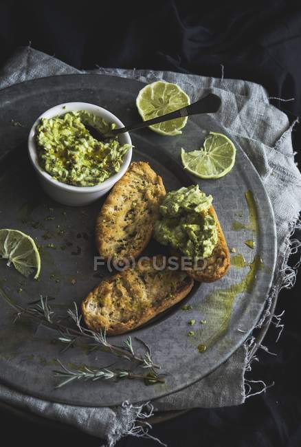 Pão grelhado com abacate — Fotografia de Stock