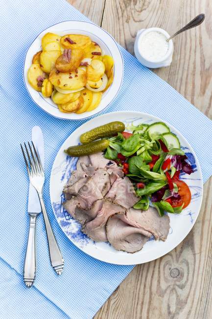 Roast beef with fried potatoes — Stock Photo