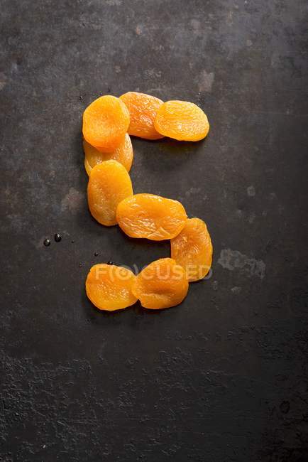 Номер пять из сушеных абрикосов — стоковое фото
