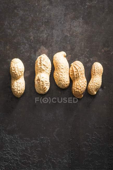 Fila de cinco cacahuetes - foto de stock