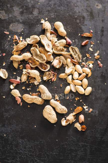 Amendoins alguns descascados — Fotografia de Stock