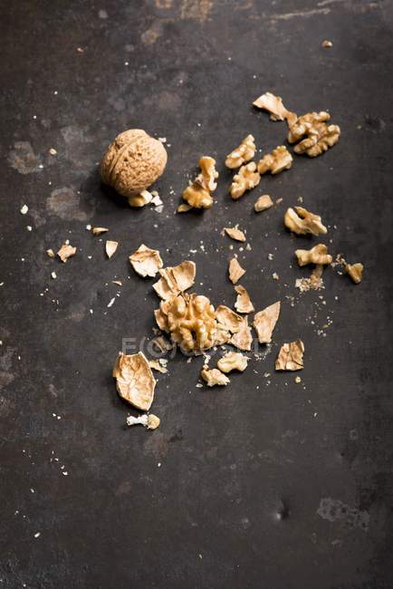 Walnuts, unshelled and cracked — Stock Photo