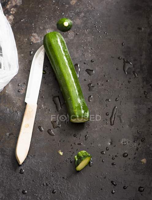 Calabacín fresco con cuchillo - foto de stock