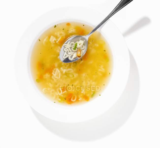 Алфавітний суп з макаронами з ложкою — стокове фото