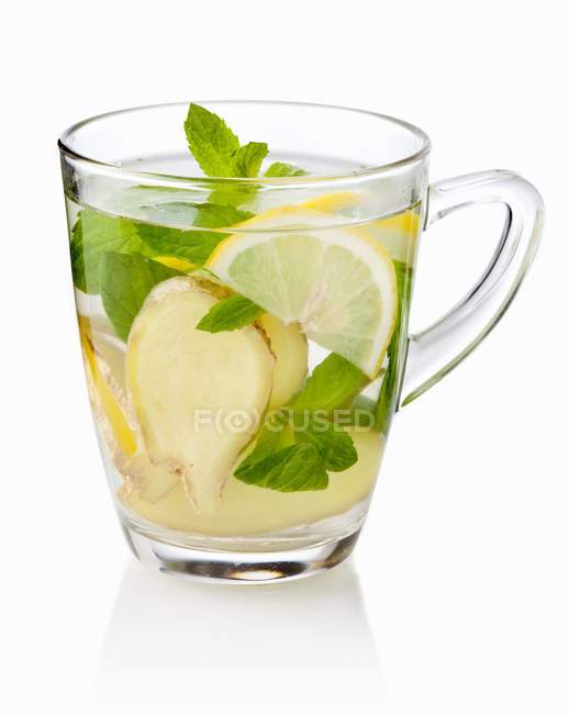 Té de jengibre con menta y limón - foto de stock