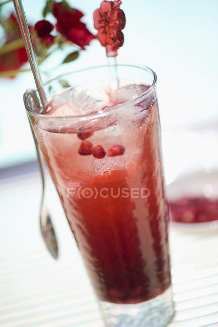 Vista close-up de bebida romã com cubos de gelo — Fotografia de Stock