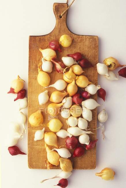 Pearl onions on board — Stock Photo