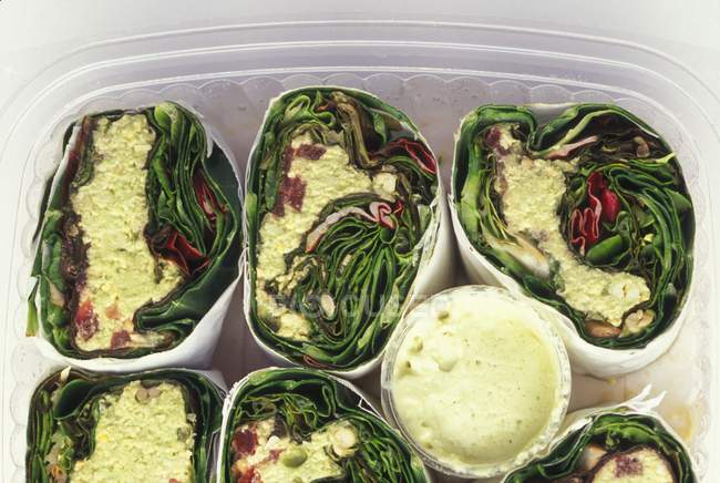 Vegetarische Wraps gefüllt mit rohem Gemüse in Plastikbehältern — Stockfoto
