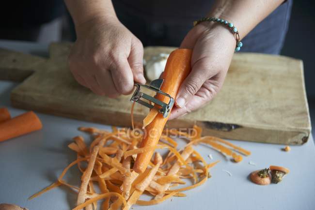 Sbucciatura delle carote — Foto stock