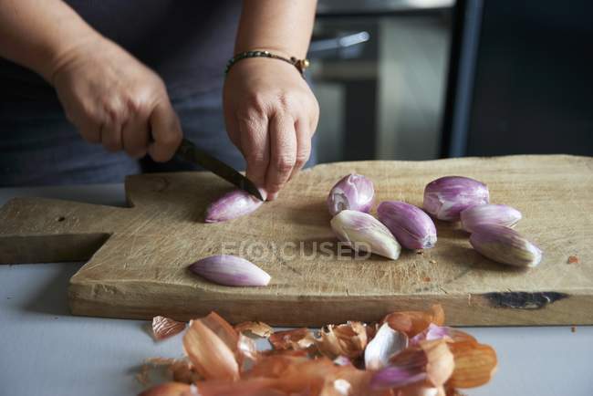 Onions being chopped on board — Stock Photo