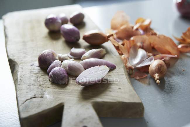 Sliced onions on chopping board — Stock Photo