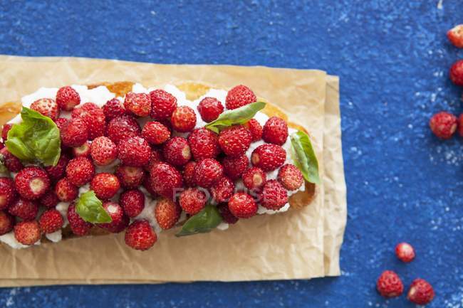 Bruschetta topped with strawberries — Stock Photo