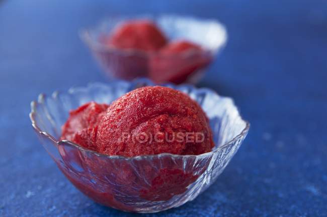 Strawberry sorbet in glass bowls — Stock Photo