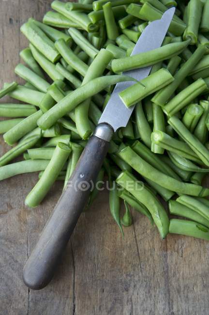 Sliced String beans with knife — Stock Photo