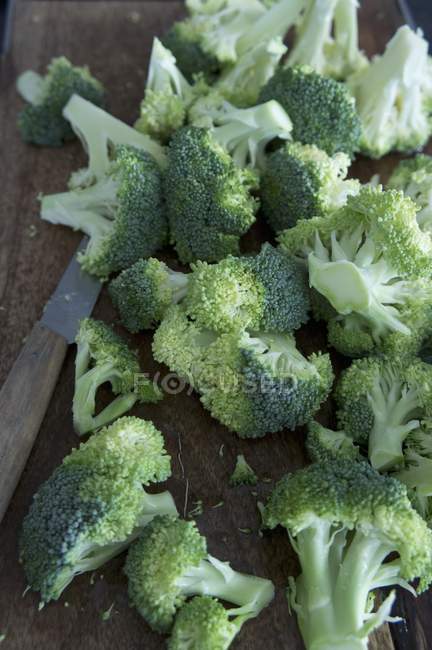 Brócoli fresco cortado con cuchillo - foto de stock
