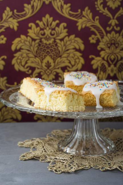 Tranches de gâteau avec glaçage — Photo de stock