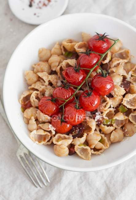 Wholemeal conchiglie pasta with tomatoes — Stock Photo