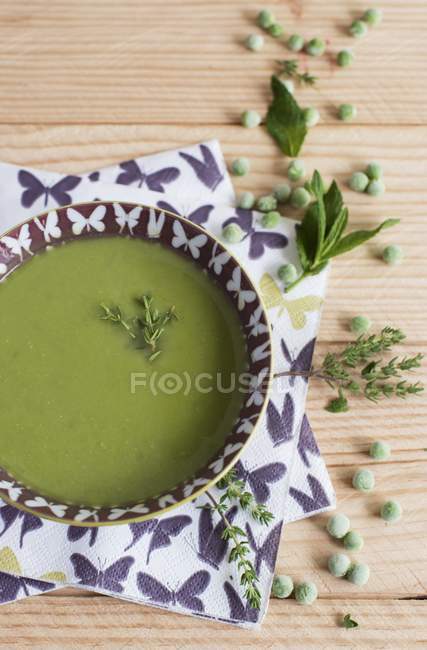 Tigela de sopa de ervilha fria — Fotografia de Stock