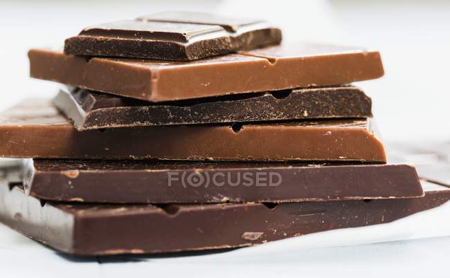 Pedaços empilhados de chocolate — Fotografia de Stock