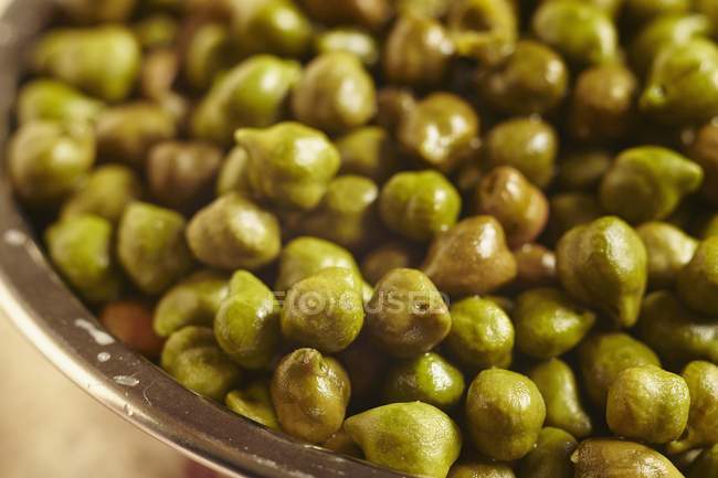 Garbanzos verdes cocidos en tazón - foto de stock
