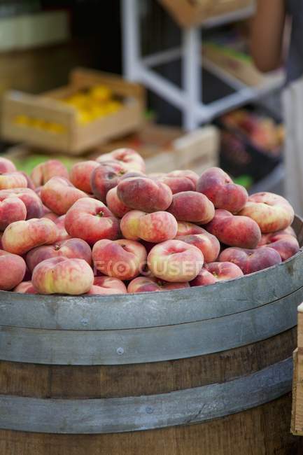 Vineyard peaches on barrel — Stock Photo