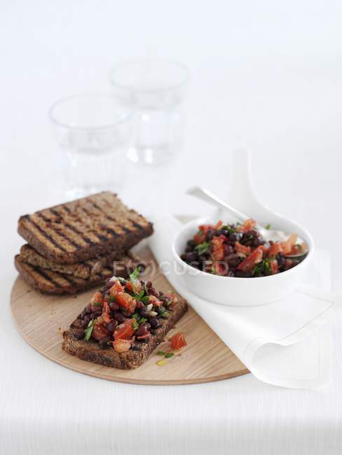 Bruschetta with kidney beans and tomatoes — Stock Photo
