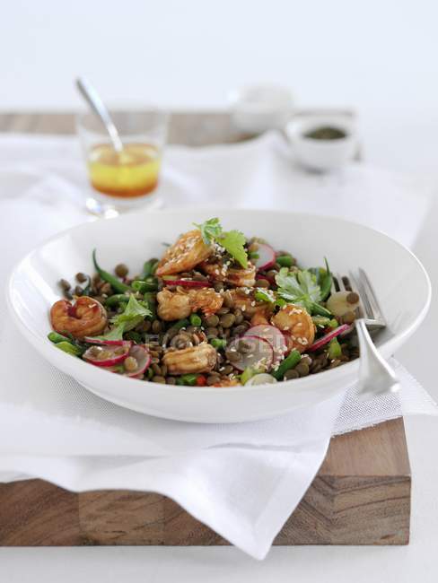 Salade de lentilles aux crevettes et haricots verts — Photo de stock