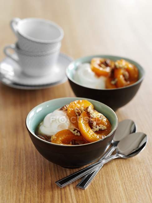 Quark with poached apricots — Stock Photo