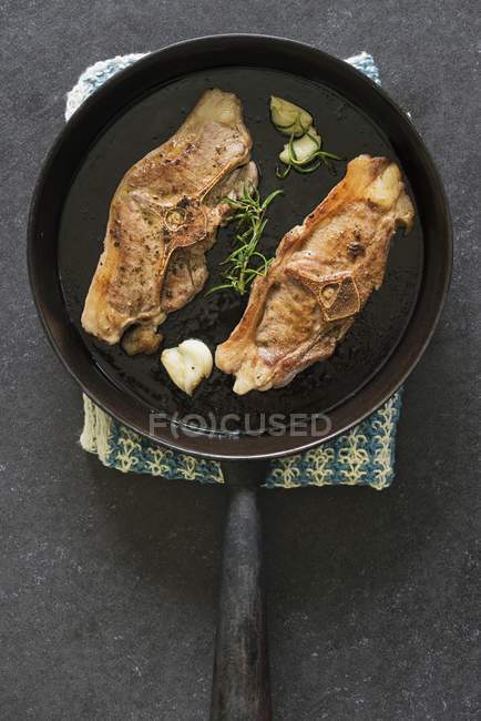 Fried lamb chops with rosemary and garlic — Stock Photo