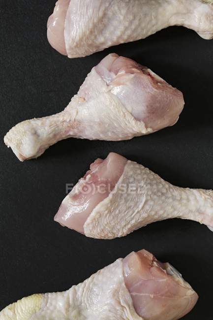 Palitos de pollo crudos - foto de stock
