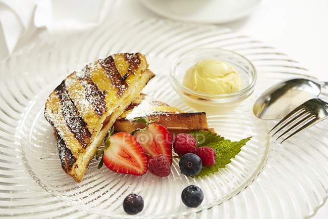 Pane tostato con frutta e gelato alla vaniglia — Foto stock