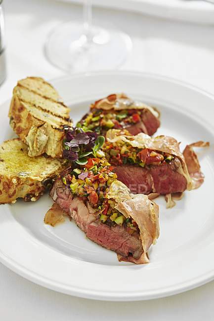 Slices of sirloin with medley — Stock Photo