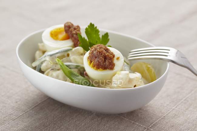 Kartoffelsalat mit Eiern und Bohnen — Stockfoto
