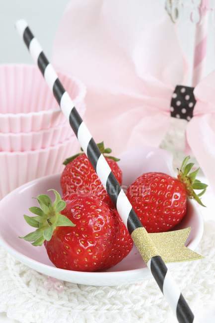 Erdbeeren mit Stroh und Kuchenschachteln — Stockfoto