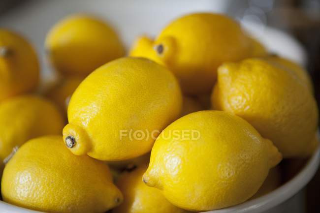Миска зі свіжих лимонів — стокове фото