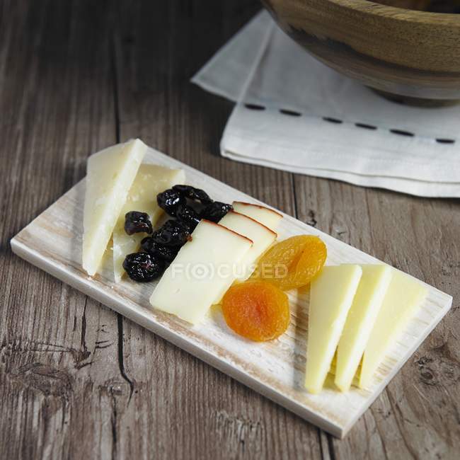 Piatto di formaggio con frutta — Foto stock