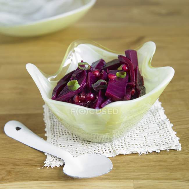 Свекольный салат с семенами — стоковое фото