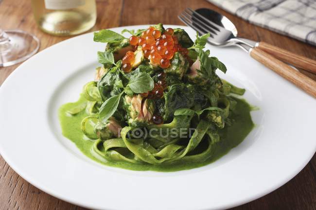 Spinach tagliatelle pasta with salmon — Stock Photo