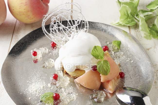 Nahaufnahme von Pfirsich-Parfait-Torte mit Sahne — Stockfoto