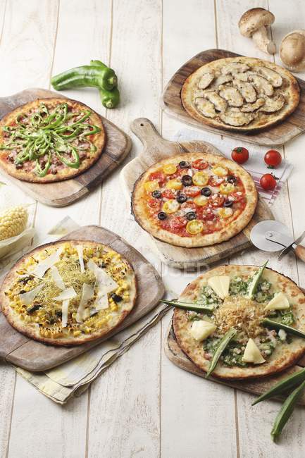 Cinco pizzas diferentes - foto de stock