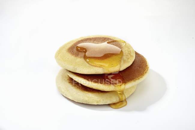 Stapel Pfannkuchen mit Honig — Stockfoto