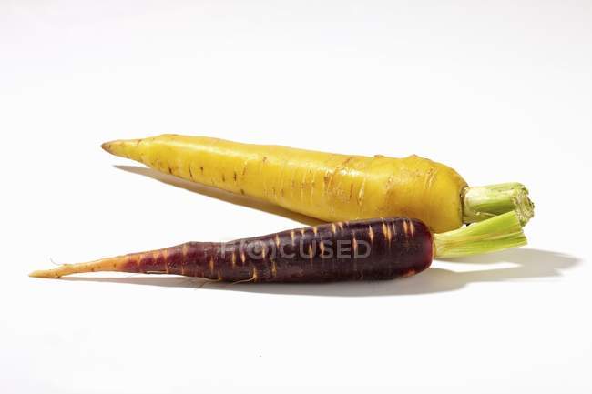 Zanahorias moradas y amarillas - foto de stock
