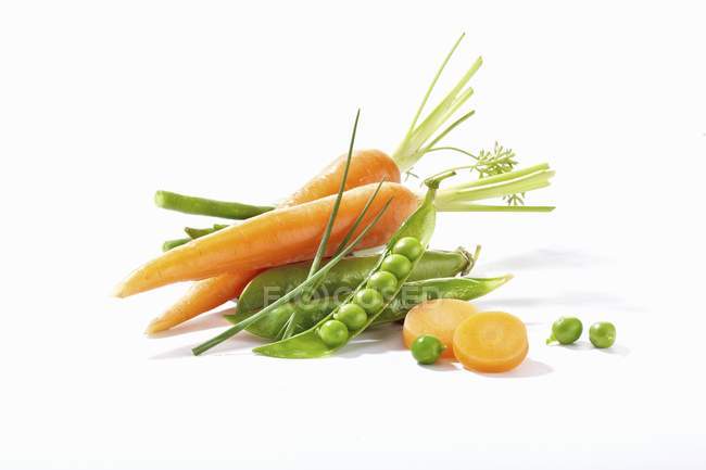Zanahorias frescas y cebollino - foto de stock