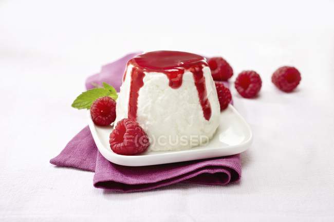 Closeup view of Quark with raspberries and raspberry sauce — Stock Photo